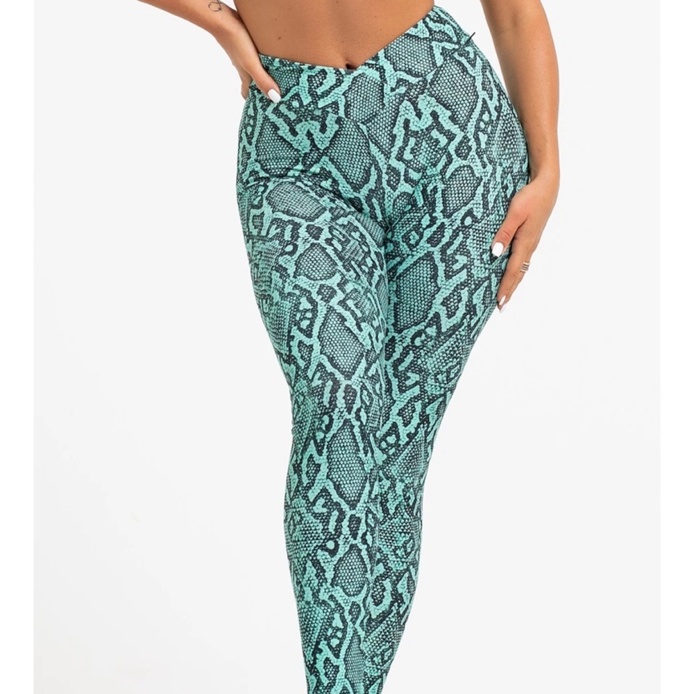 Lici fit vcut scrunch bum leggings